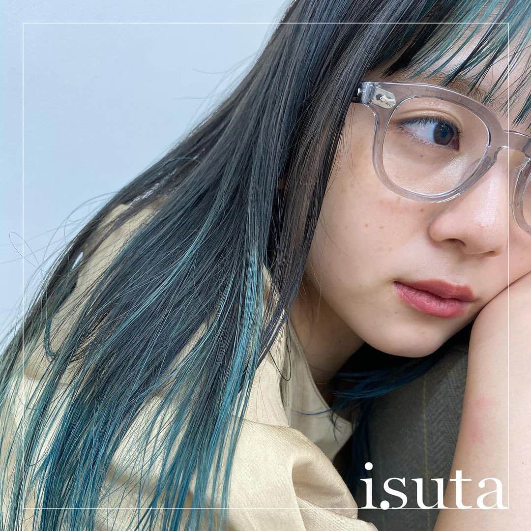 のインスタグラム：「新年一発目は「恐竜カラー」でトレンド先取りしない？﻿ 個性派ガールの間で人気沸騰中だから今すぐチェックして！﻿ ﻿ ﻿ 「恐竜カラー」は、その名の通り恐竜のようなブルーやグリーンなどの寒色系のカラーでハイトーンに染め上げたヘアカラーのこと。﻿ ﻿ ﻿ この大胆なカラーが個性派おしゃれガールの間で大人気かつ、リピートする人が続出しているんです！﻿ ﻿ ﻿ 話題のトレンドカラーの詳細は、@isuta_jp トップのURLから記事をチェックしてね。﻿ ﻿ ﻿ photo by﻿ @korin_lol﻿ @17_hapi﻿ @a.mahogram﻿ @pupuputyohenza﻿ ﻿ ﻿ #isuta #イスタ #isuta_fashion﻿ #isutapic #美容学生 #恐竜カラー ﻿ #ハイトーンカラー #ブルーカラー #前髪インナー﻿ #グラデーションカラー #グレーカラー #ハイトーン ﻿ #ショート #ハイトーンショート #前髪インナーカラー ﻿ #インナーカラー #前髪カラー #ロングヘアー﻿ #ネイビーブルー #ブルーヘアー #ブルーブラック ﻿ #ストレートヘアー #bluehair  #イメチェン﻿ #ブルーカラー #グリーンカラー #ケアブリーチ﻿ #お洒落な人と繋がりたい﻿ #お洒落さんと繋がりたい ﻿ #おしゃれさんと繋がりたい」