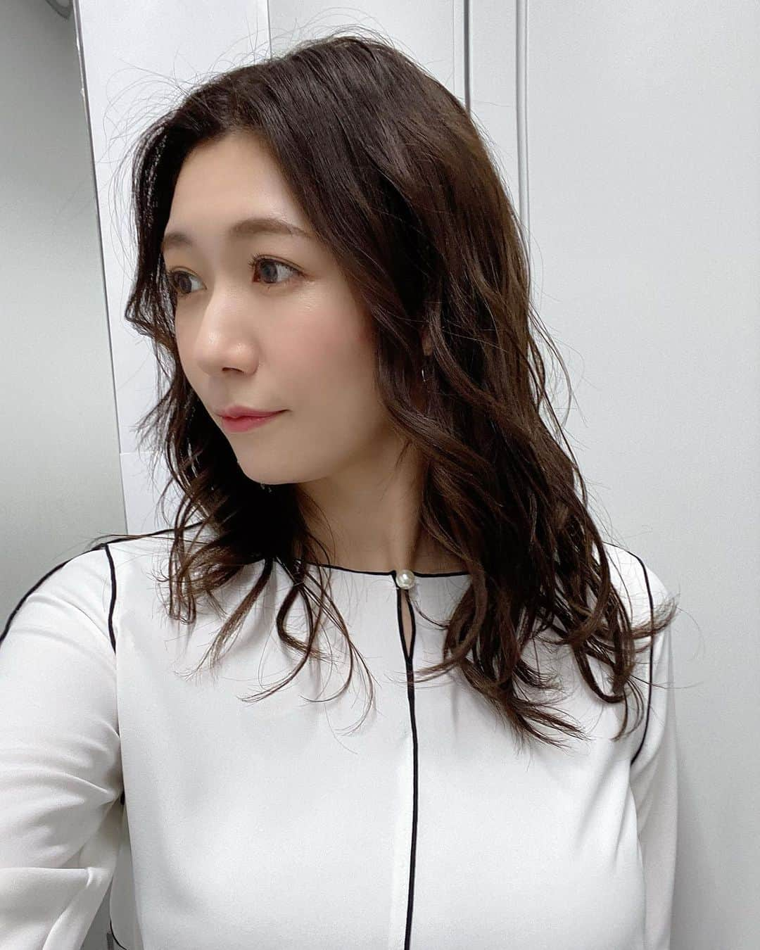 穂川果音さんのインスタグラム写真 - (穂川果音Instagram)「hairstyle  久しぶりのダウンスタイル♪ ゆる巻きセンター分けスタイルだよ〜😊  　#ヘアスタイル　#ヘアアレンジ　#ゆる巻き　#ダウンスタイル　#イヤリング #hairstyle #hairarrange 　#センター分け」1月14日 13時21分 - hokawakanonn