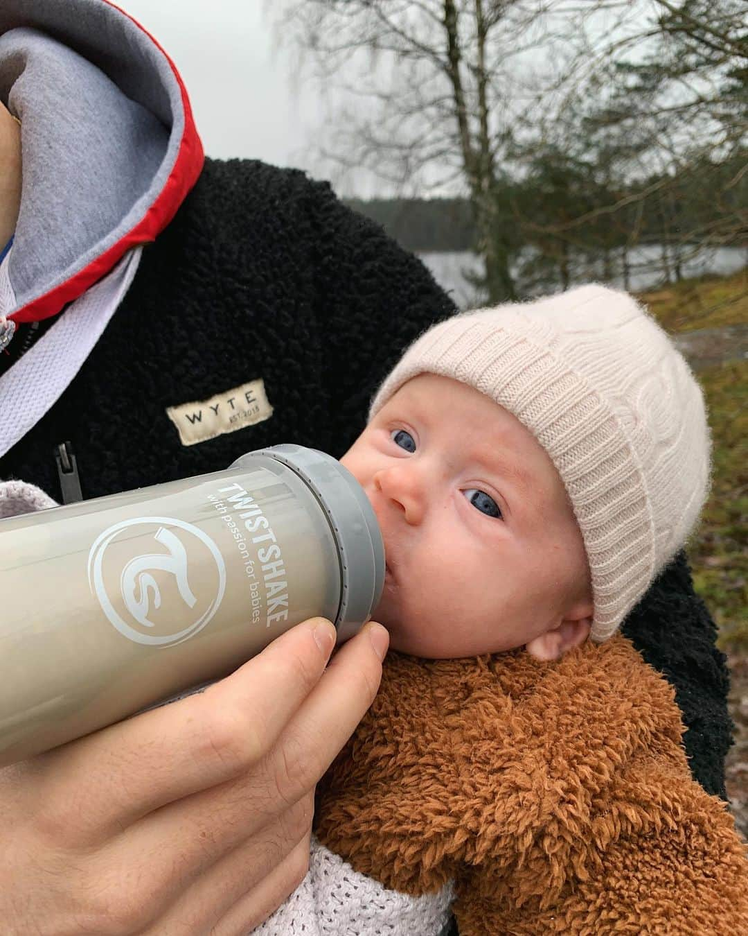 イザベル・オルソンのインスタグラム：「Samarbete med Twistshake: Lika mycket som vi gillar att äta grillad korv ute, gillar Agnes att äta i naturen 🍼🍂 använd koden: IISABELLEOLSSON55 för 55% rabatt på hela sortimentet! #twistshake」