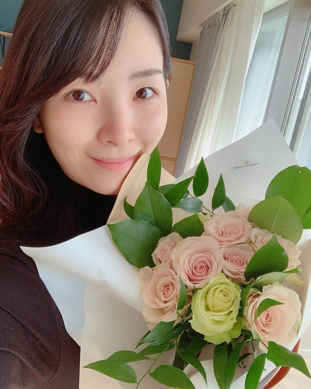 永峰絵里加さんのインスタグラム写真 - (永峰絵里加Instagram)「From my love🌹💗 ・ とっても可愛いお花を貰いました。 嬉しい！😚  ・ ・ ・ ・ #thankyou #mylove #gift #flowers #roses  #お花大好き #嬉しいプレゼント #花束 #わーい #ありがとう😊 #これからもよろしくね」1月14日 13時23分 - erikalmaz