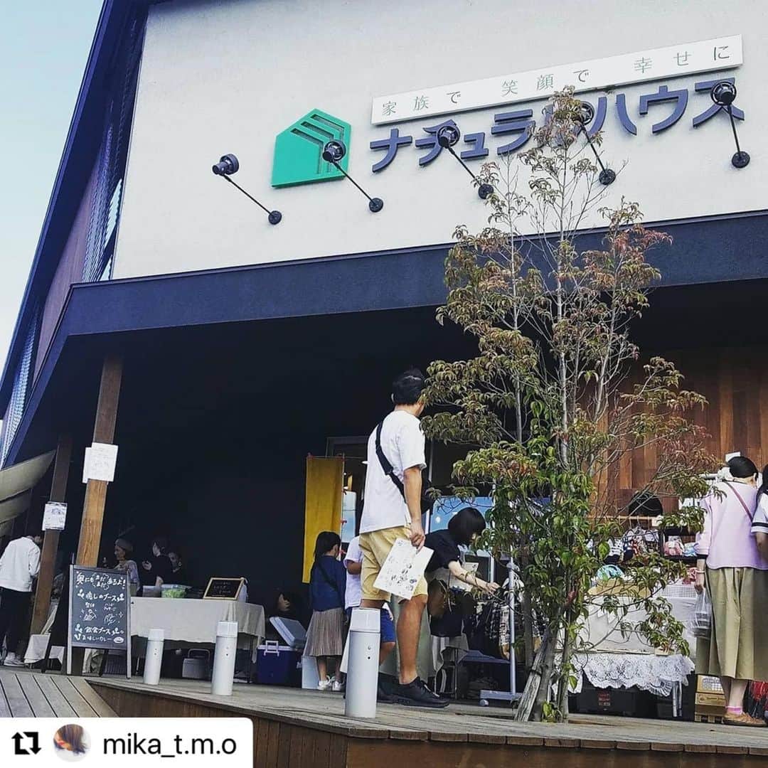 のインスタグラム：「. いつもお世話になっている#tsujinoカレー のキッチンカー @mika_t.m.o さん がナチュラルハウスに来てくださいました！🥰  月に1度ナチュラルハウス社屋前の駐車場にきていただいておりますので、近隣にいらっしゃる方はぜひお越しくださいね🍛✨  次回は2/12(金)に来ていただく予定です💕  —————————————————  #Repost @mika_t.m.o さん ・・・ おはようございます🎵  本日11:30頃から 神辺町ナチュラルハウスさん 表の駐車場🅿️にて  キッチンカー🚚販売 します♡  ＝＝＝＝＝＝＝＝＝＝＝＝＝＝＝  《 menu 》 ◇トマトチキンカレー¥500 ◇こどもカレー¥500  ※ミニサイズ各¥300 ※お持ち帰り用もあります◎ 冷蔵、冷凍カレー🍛  ◇酵素スムージー¥500 ※ノンアル甘酒・豆乳・マンゴー・青汁・レモン果汁が入っています◎ 酵素たっぷりで腸内環境を整え、体内から健康に美しい体に♡  〔温かいドリンク〕 ◇オリジナルブレンドコーヒー☕¥200 ◇抹茶レモン¥200 ◇柚子茶¥200  〔冷たいドリンク〕 ◇オレンジジュース¥200 ◇マンゴージュース¥200 ◇アイスコーヒー¥200 ◇美味しい青汁¥400 ◇抹茶レモン¥400 ◇青汁&抹茶レモン¥400  ＝＝＝＝＝＝＝＝＝＝＝＝＝＝＝＝＝＝＝  こちらは月1回出店をさせてもらっています♪︎♪︎ エフピコアリーナは少し遠いなぁ～と思っている近隣の方は是非立ち寄ってみてください♡  今日はとても暖かくなりそうなので、皆様のご来店楽しみにしていますー♪︎  【場所】 ナチュラルハウス一級建築士事務所 〒720-2124 広島県福山市神辺町川南338ｰ1 駐車場内  ◎詳細やご予約などのお問い合わせはTsujinoまでお願いします♪︎  ********************************  ※因みにTsujinoキッチンカーは福山市内の会社、学校等のお昼ご飯の配達、出店販売もしています◎ 店頭店先などの出店も可能です。 個人的なカレー🍛注文も1個からしています。配達料などは無料です！(良心的！笑) お気軽にご相談くださいね♪︎♪︎」