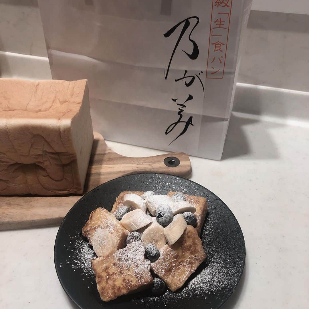 小畑由香里のインスタグラム：「✤  お友達から頂いた #乃が美 のパンで フレンチトーストに🍞  息子いわく ふんわり感upで 最高だそうです🤎  確かに。 いつもより美味しかった！  #乃が美#フレンチトースト#バターは#グラスフェットバター」