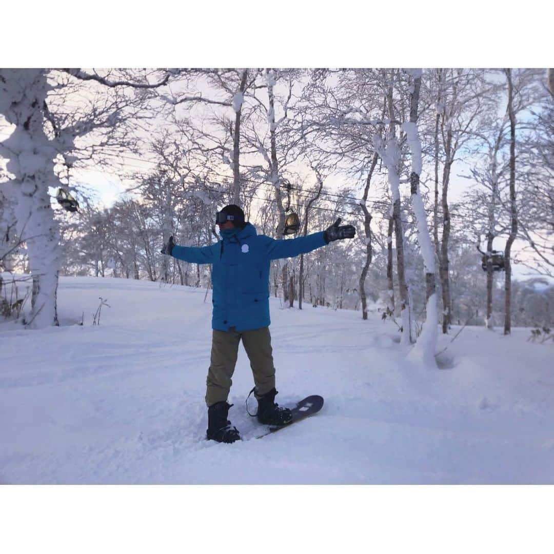 北野貴之さんのインスタグラム写真 - (北野貴之Instagram)「ルスツリゾート‼️ いや〜中学生振りに滑りました。でも潜在意識に入ってるんですね。 子供のときに開発した能力って忘れないもんなんですね。 今、幼少期年代の子供に触れることも多く、改めて能力開発は大切ということを知る時間でした。 中学生にやり込んだスノーボード。 朝は新聞配達、夜はナイターでスノーボード。 高校ではスキー授業のためボードからスキー。 今回は4時間券、4時間貸しボード・ブーツ借りて。 これ以上やると調子でてきて、飛んじゃうのでよかった。 スキーウェアーではなかったものの、サッカージャンキーの保温性‼️抜群でした‼️ ありがとうございます‼️ #ルスツリゾート#最高#動画#2本目の滑り」1月14日 13時25分 - takashi_kitano