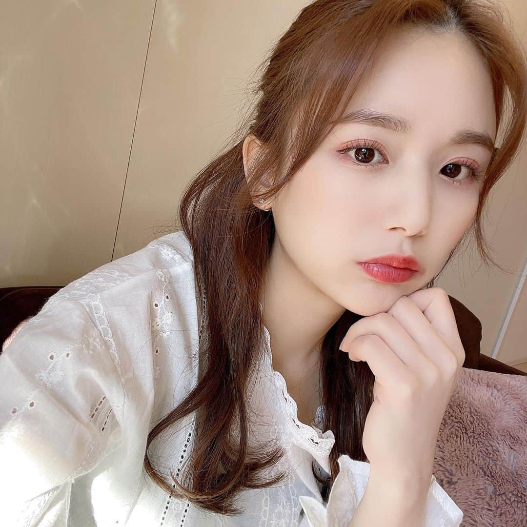 ひよんのインスタグラム：「👸💓 ㅤㅤㅤㅤㅤㅤㅤㅤㅤㅤㅤㅤㅤ ハーフアップ好評で嬉しかった😆❤️ 最近、白いお洋服ばっかり着てる気がする🤭 ㅤㅤㅤㅤㅤㅤㅤㅤㅤㅤㅤㅤㅤ #hairstyle #hair #헤어스타일 #헤어어레인지 #헤어 #데일리헤어 #데일리룩 #봄옷 #희영 #ハーフアップ #ハーフアップアレンジ #ひよん #春服 #ロングヘア」