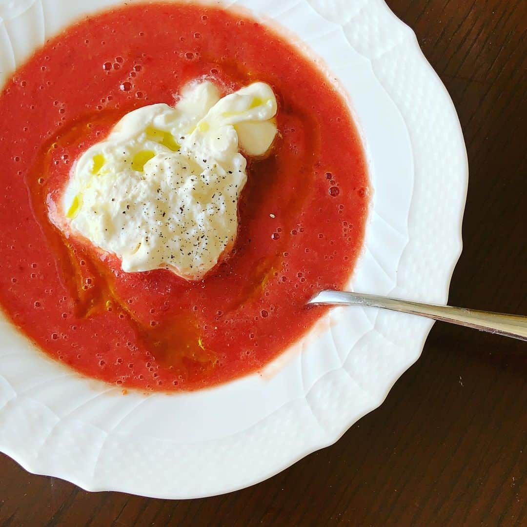 志摩有子さんのインスタグラム写真 - (志摩有子Instagram)「いちごとトマトの冷製スープにブッラータをのせてお昼ごはん。 フルーツトマトがないので、トマトジュースで代用。ホワイトバルサミコでコクと酸味を足してメリハリを。仕上げに美味しいオリーブオイルと塩。 ブッラータは久しぶりに東京チーズスタンドのものが手に入った。 ガラスのジャーに材料を入れて、バーミックスでガーッと。さっそく大活躍。  #バーミックス #いちごとトマト」1月14日 13時28分 - ariko418