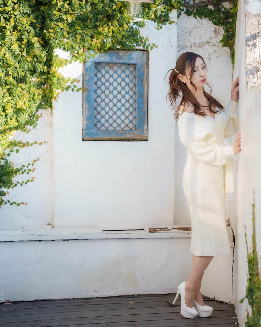 夏江花のインスタグラム：「ご機嫌よう💋   何気に今年初投稿っ∑(ﾟДﾟ) Twitterの方が更新率高いかも…🤔笑  今更だけれど今年もよろしくねっ💕  素敵なお写真撮っていただきました✨ 爽やかな感じがすごーく気に入っているよ！ ありがとうございました😊🌹  #レースクイーン#RQ #레이싱모델  #일본여자#イベントコンパニオン#キャンギャル #被写体#撮影会モデル#RQ#followｍe #フォロワーさん募集中#팔로우환영#팔로미🙋 #팔로미 #shooting #ありがとう #royalparty #ロイヤルパーティー #白ワンピ #ニットワンピ #ハーフアップ #ホワイトコーデ #white #素敵なお庭」
