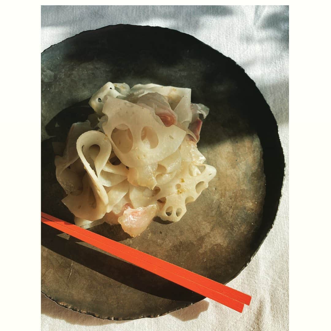 journaleatripのインスタグラム：「lotus root  見通しがよい 縁起ものの蓮根。  一度滋賀県で蓮根掘り体験した時はいかに折らずに綺麗に抜くかが一苦労で 胸まである長靴を履いて悪戦苦闘したのは忘れられない。  炒めても揚げても、 茹でても蒸しても 擦ったら 蓮根餅や お鍋にいれて。 とろみをつけながら頂いたも抜群に美味しい蓮根様。  蓮根片手に覗き込み 見通してから 蓮根をスライスして サッと湯がき 鯛の昆布〆と柚子胡椒オイルであえたもの。  ＃消えないレシピ」