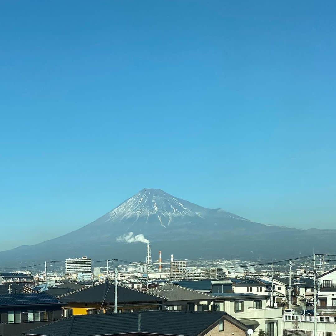 西川忠志さんのインスタグラム写真 - (西川忠志Instagram)「富士山  仕事で #東京 へ向かっております🚄💨   ご覧くださいませ😊‼️  #富士山 #🗻 でございます。  車内アナウンスで 『雲ひとつない富士山の姿を只今ご覧頂けます』と 車掌さんがお知らせくださいました。 ありがとうございます🙇‍♂️😊‼️  皆様も宜しければご覧くださいませ👋😊  明日からは #TBS赤坂ACTシアター にて #東京グランド花月  #吉本新喜劇公演  #酒井藍 座長作品の上演です。  #西川忠志  #感謝」1月14日 13時32分 - nishikawa_tada