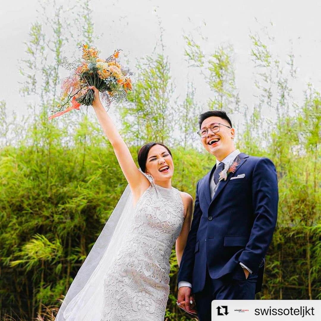 のインスタグラム：「【#スイスホテル花嫁 さまレポート】 @swissoteljkt スイスホテルジャカルタの花嫁さま。結婚の喜びを全身で表現してらっしゃって見てるこちらも笑顔になる一枚。 [#SwissotelBrides Report]  @swissoteljkt The bride of Swissotel Jakarta.  This is a photo that makes you smile as you express the joy of marriage with your whole body. #スイスホテル花嫁  #スイスホテル南海大阪  #スイスホテルウエディング  #スイスホテルロマンス  #大阪結婚式  #ホテルウエディング  #ホテル婚  #なんば  #なんば駅  #swissotelnankaiosaka  #prefoto #swissotelwedding  #swissotelromance  #osakawedding  #wedding  #hotelwedding  #swisshospitality  #osaka  #osakajapan  #swissôteljakartapikavenue  #swissoteljakartapikavenue」