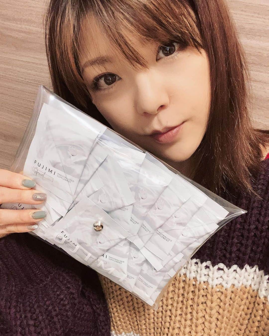 小川麻琴さんのインスタグラム写真 - (小川麻琴Instagram)「数ヶ月前から飲んでいる　@fujimi_official さんのカスタマイズサプリメント✨  30歳過ぎてから肌トラブルが以前よりも増え、しかも去年からのマスク生活で口周りの肌荒れにかなり悩まされていたので、自分のためにカスタマイズされたサプリメントは本当に助かります🥺  フジミさんのサプリは個包装になってるから、衛生面はもちろんですが持ち運びが便利なのも有り難い🙏  外側からのケアだけじゃなく、内側カラのケアもしっかりしてトラブルフリーな肌を目指します🙋‍♀️✨  #fujimi  #パーソナライズサプリ  #自分だけの  #サプリメント  #美容  #内側からのケア  #pr」1月14日 13時38分 - 1029_makoto