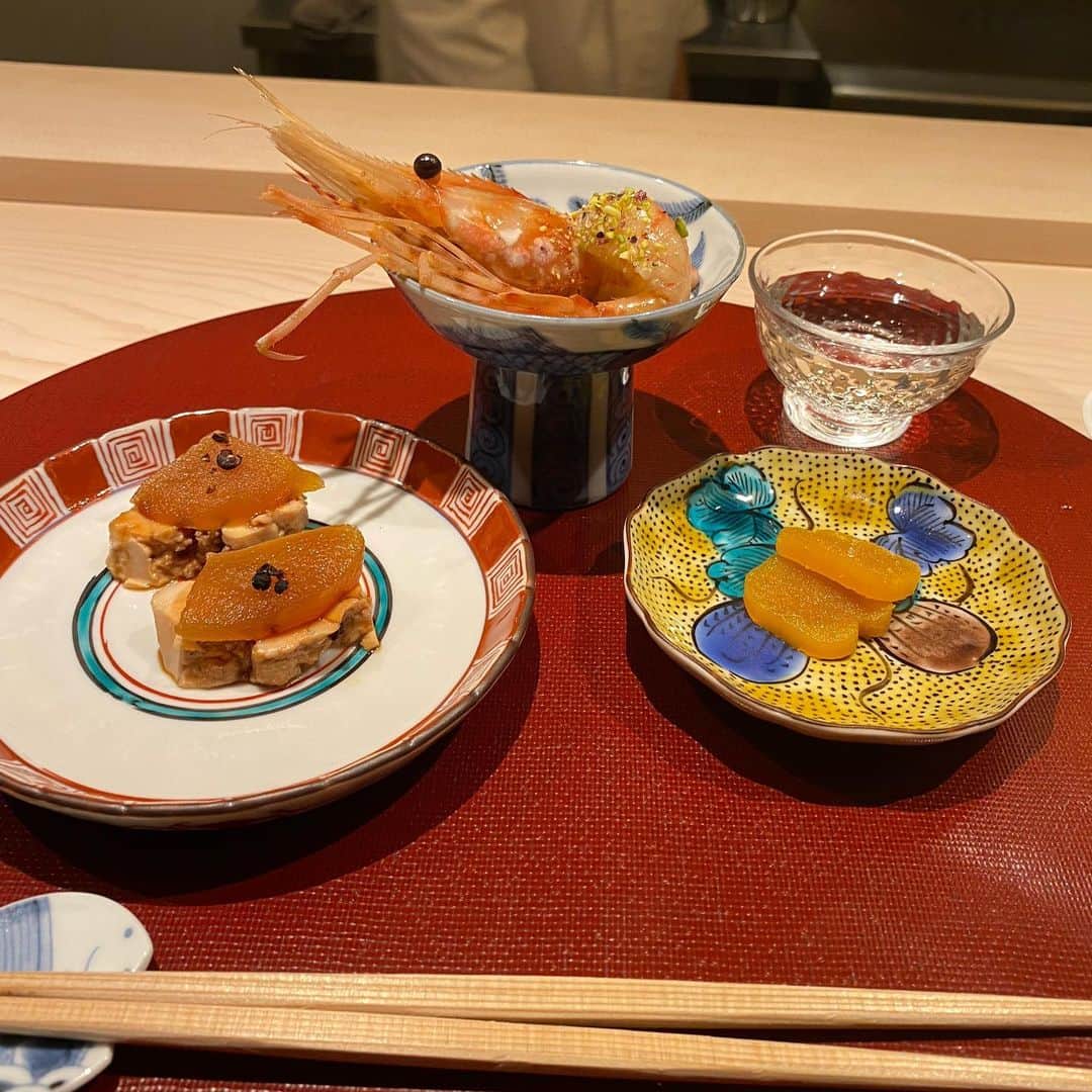 東京外食女さんのインスタグラム写真 - (東京外食女Instagram)「#Giovanni #銀座 . . OMAKASEに登場した 銀座Giovanniです！ . 早くも予約困難に！ . . . ご縁あって月1行けそうですが 毎回かなり飲んでしまい いつ失態して出禁になるか 少し不安です！ . . まだ行けてない方、 すぐにOMAKSEで お気に入り登録を！ . . 謎に包まれたみんなが行ってみたい Giovanniさん。 . . 立野さんがめちゃおもろいです。 いつもありがとうございます！ . . #ジョバンニ #立野さん #銀座ジョバンニ #OMAKASE #天才料理人 #東京グルメ #中毒性がある #予約困難」1月14日 13時38分 - himeno_0729