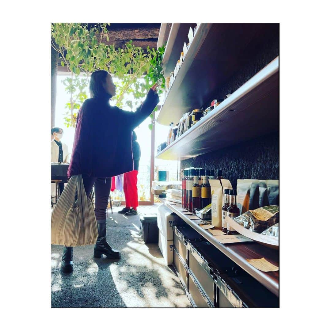 HiRAO INCのインスタグラム：「. nanushka ❤️ エココンシャス　ブランド @nanushka のビーガンレザーのバッグや、リサイクルカシミアニット🧶  クオリティ高く、柔らかくて ハマります。  tops #nanushka  bag #nanushka shoes #clergerie」