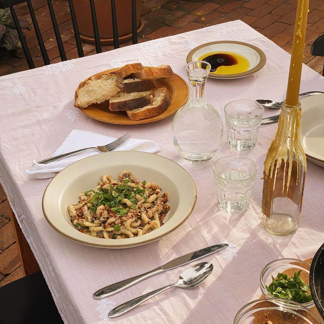 ボニー・ライトのインスタグラム：「pretending my backyard is a piazza in italy 🍝 homemade spaghetti with spicy walnut, rosemary & cannellini bean sauce」