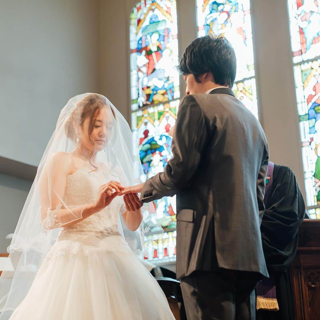 【公式】 京都セントアンドリュース教会さんのインスタグラム写真 - (【公式】 京都セントアンドリュース教会Instagram)「. . 18世紀英国より譲り受けた300年の歴史を紡ぐステンドグラス。 . 宝石のように美しく輝くステンドグラスから優しい光が射し込み、おふたりの愛の誓いを温かく包み込みます。 . . #TAGAYA #wedding #kyoto #タガヤ #ウェディング #京都セントアンドリュース教会 #結婚式  #京都」1月14日 13時53分 - kyoto_st.andrews_church
