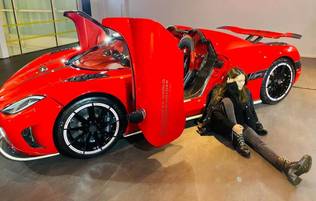 ハンナ・クインリヴァンのインスタグラム：「坐在金氏世界紀錄的Koenigsegg Agera R 的旁邊，希望電影叱吒風雲也能跟著票房長紅🏎🏎🏎🏎🏎  #叱咤風雲 #呂莉莉」