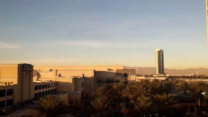 マーヴィン・トランのインスタグラム：「What's it like to have a competition in Vegas?  Lots of waiting in the hotel.  @usfigureskating #toyotauschamps21」