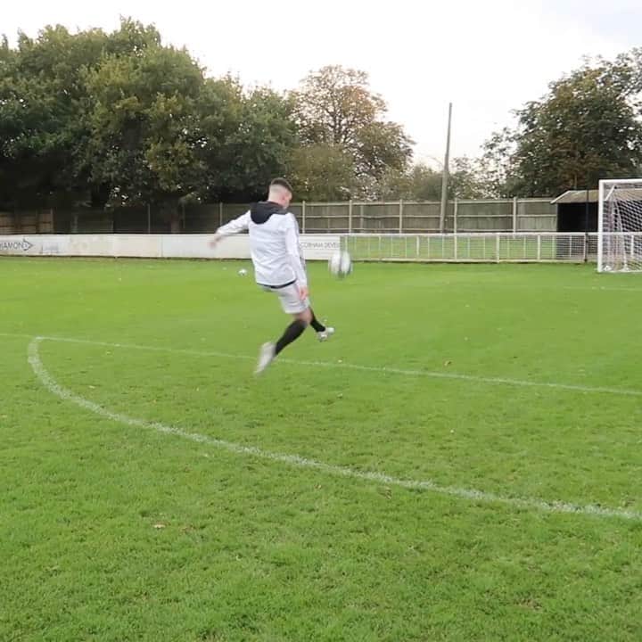 F2Freestylersのインスタグラム：「Happy Birthday to this ledge!!! 🥳 Throwback to when @declanrice channeled his inner Di Canio! 😂🤯」