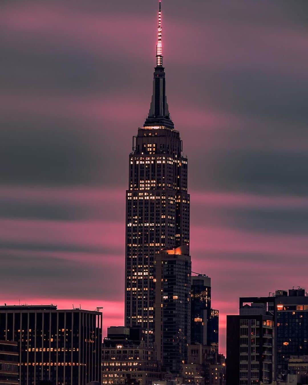 Empire State Buildingのインスタグラム：「Candy-colored dreams ☁️ 🍬  ⠀⠀⠀⠀⠀⠀⠀⠀⠀  📷:  kingsinista13 #EmpireStateBuilding」