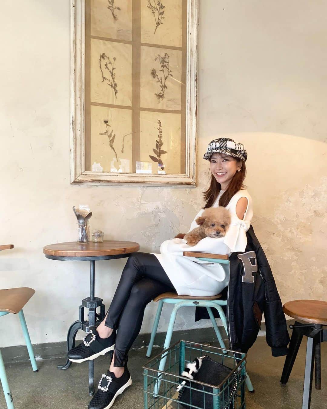 Yumiko Obaのインスタグラム：「ぽっけ🐒❤︎が抱っこで可愛く撮れた1枚目と、動いちゃって惜しい2枚目 今日のぽっけ🐒❤︎は機嫌がいい❤️、、た、たぶん、、 * * #sp #新商品　追加しました💫 * * この春🌷 是非着てもらえたらな☺️と思ったリボンショルダーのスウェット🎀 リボン部分は固定になっているので動いても型崩れなしです。 * * オープンになった肩の部分は、カラーインナーを入れても可愛い＆程よい肌見せなのでオトナ女子にもお召しいただけちゃいます❣️😘😘 お尻の隠れる長め丈、身幅広めのフリーサイズです。 * * * * * ____________________________________________________💐 ❤︎stylepoint❤︎ 即納品、SALE品のみでご購入下さると 即日発送🔜🔜🔜🛒🛍📦🏠 * * 予約商品と一緒にご購入されますと、予約商品が揃ってからの発送になります⚠️⚠️⚠️ * * 別発送をご希望の場合はこちら💁‍♀️ ⬇️ ⬇️ info＠stylepoint.jp お気軽にお問い合わせください☺️💖 ____________________________________________________💐 * * * * * ____________________________________________________💐 🛍postへのタグ付けからshop NOW🛒❣️ ✈︎✈︎✈︎商品ページにすぐに飛べるようになっています。 プロフィールにはshopへのリンクがございます🌟 💌お問い合わせはメールにてinfo@stylepoint.jp ____________________________________________________💐  #大人コーディネート #大人コーデ #大人女子 #大人ファッション #大人カジュアル #大人カジュアルコーデ #大人女子コーデ  #トイプードル #ポメプー #ぽっけてって #わんこと一緒  #cafe #有機野菜 #有機野菜たっぷり  #lunch #lunchtime  #2021 #2021年 #お正月 #小正月 #どんと祭 #どんど焼き #無病息災 #丑年 #無病息災を願って #お焚き上げ #鏡開き  #セレクトショップ  https://stylepoint.jp」