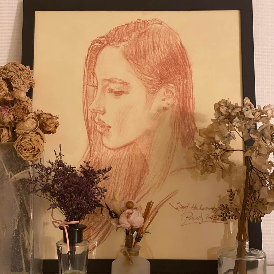 ソ・ウナのインスタグラム：「2013년 파리에서 그려진 나. 액자에 넣어두길 잘했다 ❤️」