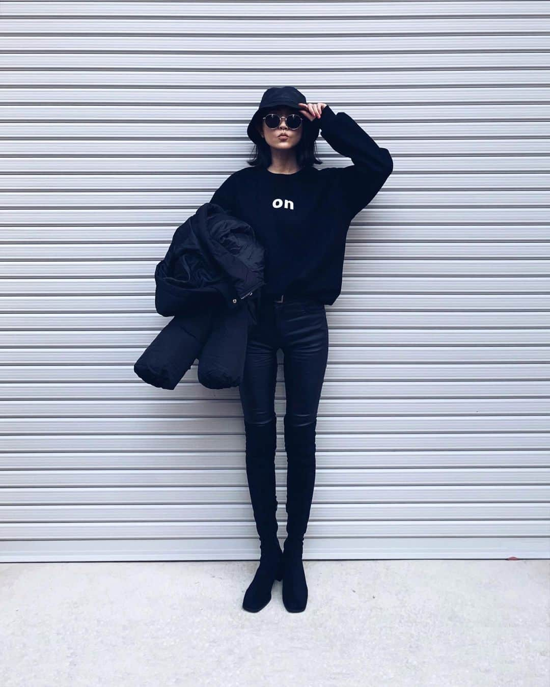 ALISA MATSUMURAのインスタグラム：「Style:) keep it simple…😎 . ON OFF×BLACK🖤🤍 . 安定の大好きな ブラックコーディネート😀🖤 （でもネイルはPINK🙊💅💕） . お疲れさまでしたーー☕️♫ . #RULAHコーデ#RULAH_official#スウェット#ブラックコーデ#オールブラック#ニーハイブーツ#バケハ#カジュアル#シンプルコーデ#ブラックがすき#す」