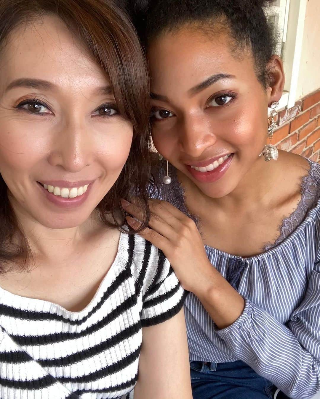 のインスタグラム：「🎂 Happy birthday mom!! 🥳♥️♥️  どんな時もたくましく、 強い味方であり続けてくれた母。👩🏻  52歳を迎えた今もなお輝き続ける母の姿に 娘、いつも元気をもらってます。  コロナでなかなか実家に帰れない期間が 続いているので、 東京から大量の愛を送ります。  Because of this situations,  I will send you all my love  instead of going back to home town and give hugs.   Love you💝  #happybirthday #lovelymom」