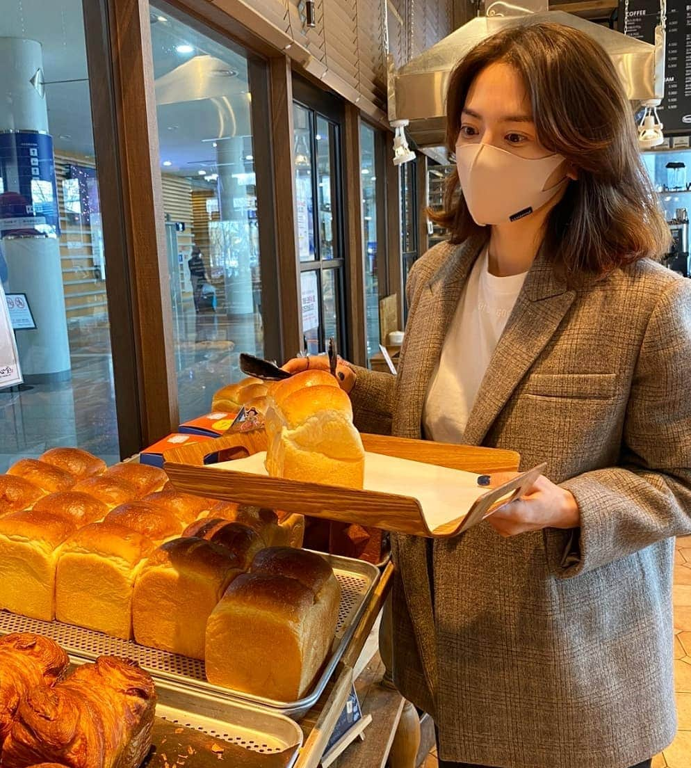 ユ・ハナさんのインスタグラム写真 - (ユ・ハナInstagram)「빵의 노예...😱  🍞🥐🥖🥨🥯🥞  #대전 #관광객모드 #성심당  #보문산메아리 JMT 🤣」1月14日 23時29分 - hahana111