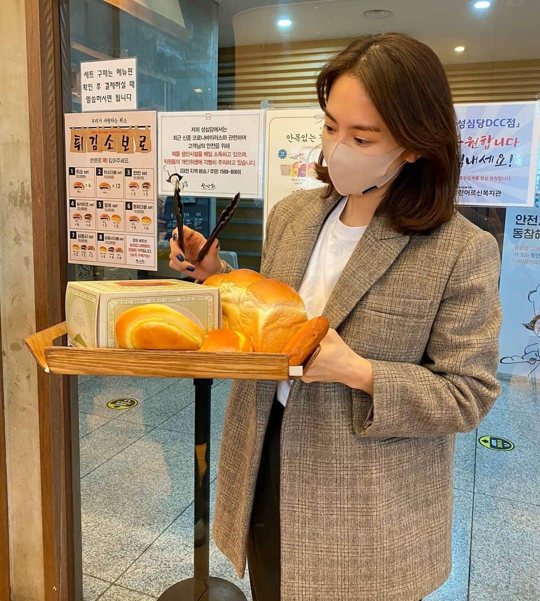 ユ・ハナさんのインスタグラム写真 - (ユ・ハナInstagram)「빵의 노예...😱  🍞🥐🥖🥨🥯🥞  #대전 #관광객모드 #성심당  #보문산메아리 JMT 🤣」1月14日 23時29分 - hahana111