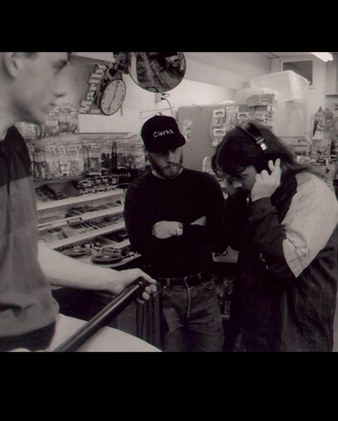 ケヴィン・スミスさんのインスタグラム写真 - (ケヴィン・スミスInstagram)「I started writing CLERKS III on December 28th and just finished the 101 page first draft last night! But the writing doesn’t begin when you start tapping the keys: I’ve been stirring this stew in my brain pan for awhile now. So when I sat down to put years of daydreaming into actual words, the typing part of the writing process was pretty brisk. Fake New Jersey (or what I’ve long called the View Askewniverse) has been so much more preferable to visit than the real world lately - but I’ve told the tale I wanted to tell, so it’s time to step back, hand the script off to a trusted few, and then tinker further based on the feedback. For those keeping score anymore, this is actually Clerks III v.2. I had written a different version of Clerks III about 6 years back - one which I’m now very happy we never made (although I used the opening scene for @jayandsilentbob Reboot). This is a much more personal story than the previous incarnation, drawing directly on the heart attack that nearly killed me (3 years ago next month). It was oddly triggering writing those scenes, as it was the first time in awhile I contemplated how close I came to shuffling lose this mortal coil. But far more than make me mindful of my own mortality, this script to Clerks III makes me laugh out loud. Dante, Randal, Elias, Becky, Jay and Silent Bob are all back, and the premise of the flick allows anyone who was in Clerks or Clerks II to return in some capacity. After a bummer of a 2020, this is how I want to spend some of 2021: at @quickstopgroceries in New Jersey where it all began, with friends and family. And when we finally roll cameras on Clerks III, I will know beyond the shadow of a doubt that I *am* supposed to be there that day! #KevinSmith #clerks3 #clerks #clerks2」1月14日 23時29分 - thatkevinsmith