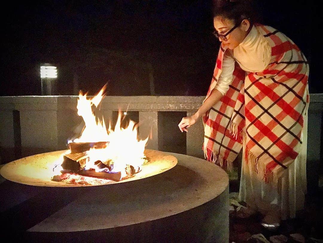 のインスタグラム：「cold air,dark night,warm fire,bright stars...find your 🔥🔥  #bonfire #fireplace #焚き火 #camp #キャンプ #outdoor #アウトドア #winters」