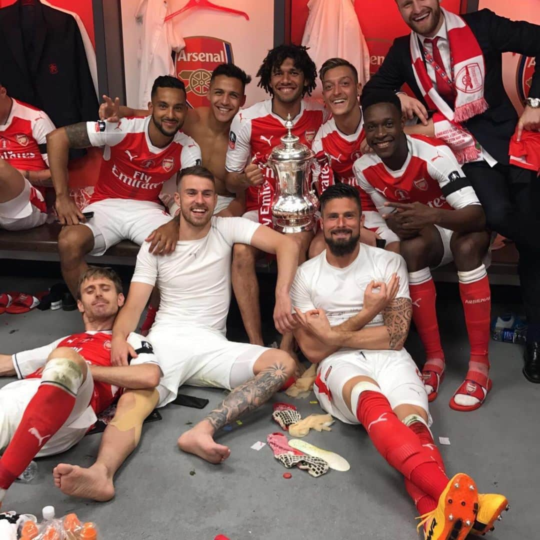 モハメド・エルネニーさんのインスタグラム写真 - (モハメド・エルネニーInstagram)「Today marks my 5th anniversary at Arsenal. I can’t count the blessings of those 5 years. The experience, personal development, love and support I received from the management, my teammates and the superb fans can keep me going for the rest of my life.Forever grateful, Arsenal ❤️」1月14日 23時24分 - elnennym