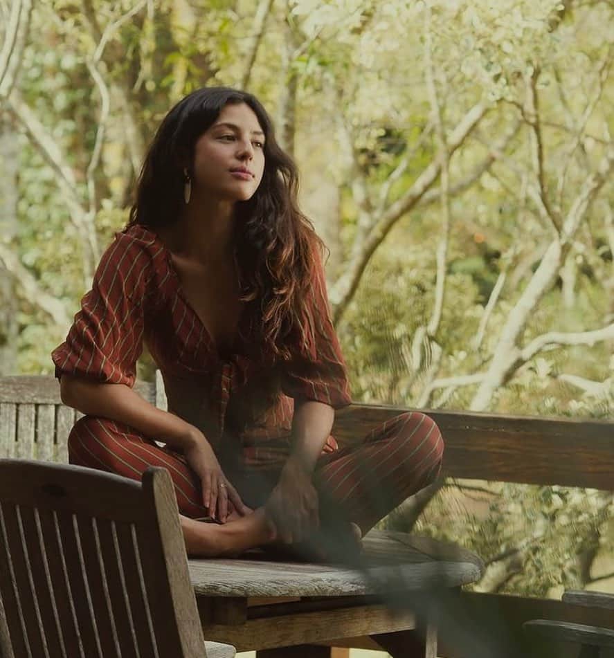 Yanna Lavigne 稲垣アンのインスタグラム：「Yanna, no seu próprio país das maravilhas 🌳🍃💚 Foto: @brunnorangel  D.A: @ma.feitosa」