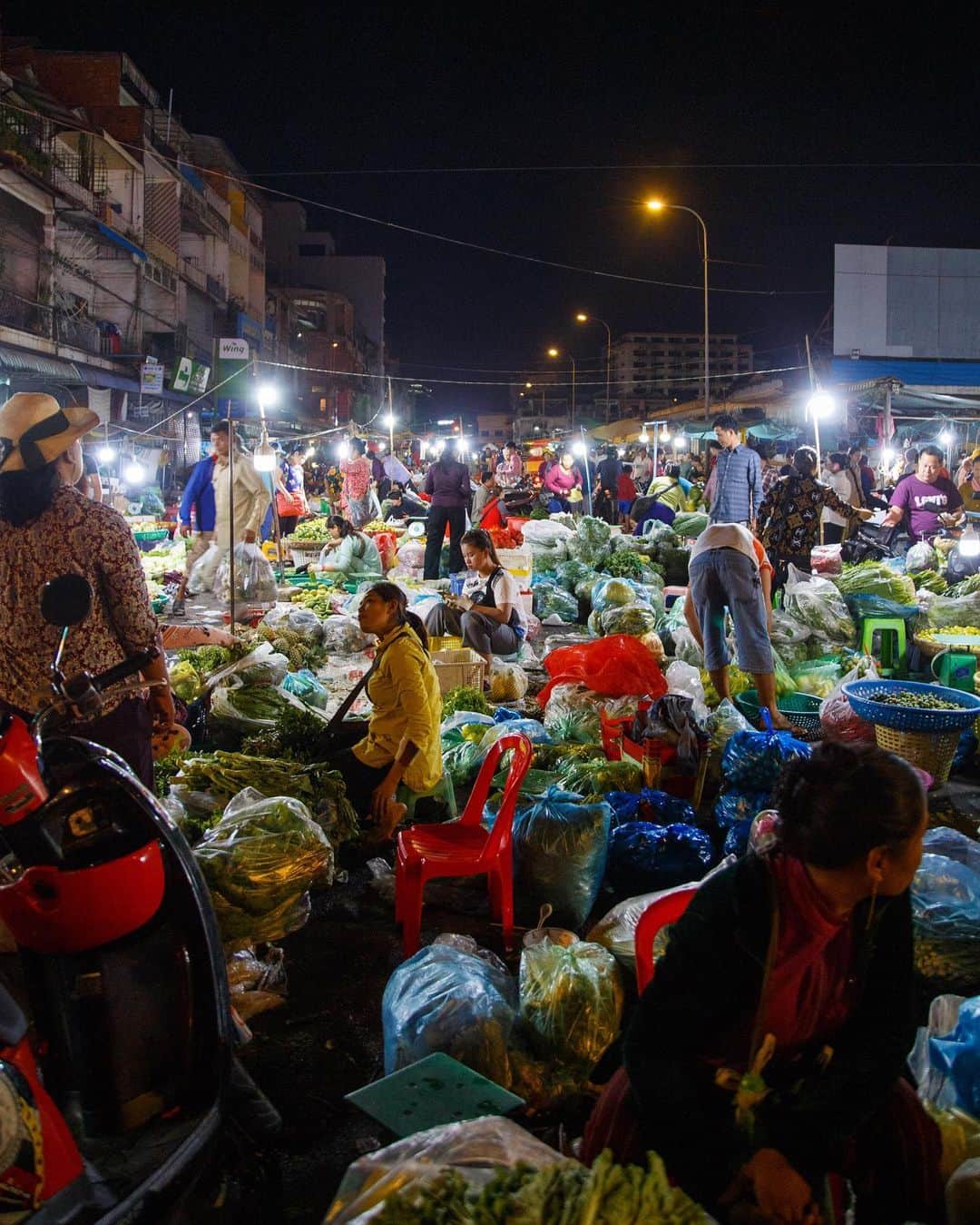 Shunsuke Miyatakeのインスタグラム：「It's been unusually cold in Phnom Penh lately, especially in the mornings, but the vegetable market at Phsar Derm Kor is bustling with people from early in the morning.」
