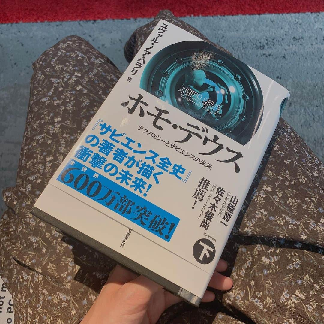 愛甲千笑美さんのインスタグラム写真 - (愛甲千笑美Instagram)「最近読んでる本たち。❤︎❤︎❤︎ 好きな本は何回も読むタイプの人間です🧞‍♂️」1月14日 23時26分 - chiemyyyyy