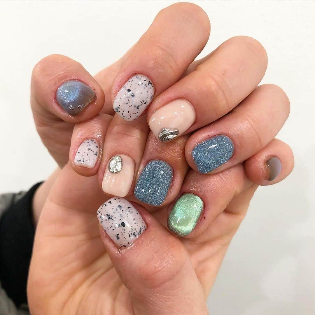 Icegel Nailさんのインスタグラム写真 - (Icegel NailInstagram)「이쁜건 여기 다 모였네요!! 📸온오프젤 🐮🐄🐾달마시안젤  Repost @yomyblair ・・・ 너무 이쁜😩💚😖💙🌈 시술by.연주원장 . . @icegelnail  #달마시안젤 #온오프젤 . .  발열 체크(37.5도 이상 출입금지) 입장후 바로 손씻기 마스크 착용 필수 예약자 외 출입금지 (강아지도 안돼요.) 불편하지만 작은 배려로 우리 건강,샵 모두 지켜요 감사하고 사랑합니다 🌚🖤🤍 -  📌✔️예약 방법 •카카오 채널 공지사항 꼭 필독해주세요. •원하는 날짜, 시간대 카카오채널 공지사항 예약 현황 먼저 확인해주세요 •원하는 디자인 최대한 자세히 설명 또는 디자인사진 꼭 보내주세요 +쏙 오프 여부 필수!! •성함,연락처 필수 남겨주셔야해요 •디엠문의❌, 예의없는 가격문의 사절 •예약금 받고있어요. 불편하신분들은 정중히 다른샵을 이용해주세요. 예약 취소나 변경 최소 7일전까지만 환불해드립니다. - - 예약도 약속입니다 제발 신중하게 예약부탁드리구요 저희에게도 금같은 시간입니다.제발 재산적 피해임을 인지 부탁드려요. 카톡 이나 문자는 시술도중 답변이어렵습니다! 참고하여 예약해주시길 바랄께요 감사합니다. - *저렴한 퀄리티와 비교 하지 말아주세요 저희는 기본적으로 두껍게 오버레이 서비스 들어갑니다* - 📲카카오 채널👉🏻요마이네일 -  #네일#젤네일#젤아트#인스타네일 #은평구네일샵 #젤라또#네일디자인#응암네일#연신내네일#은평구네일#요마이네일#역촌역네일샵#역촌동네일 #notd#nail#nailart#gelnail#yomynail #naildesign #instanail #ジェルネイル」1月14日 23時27分 - icegelnail