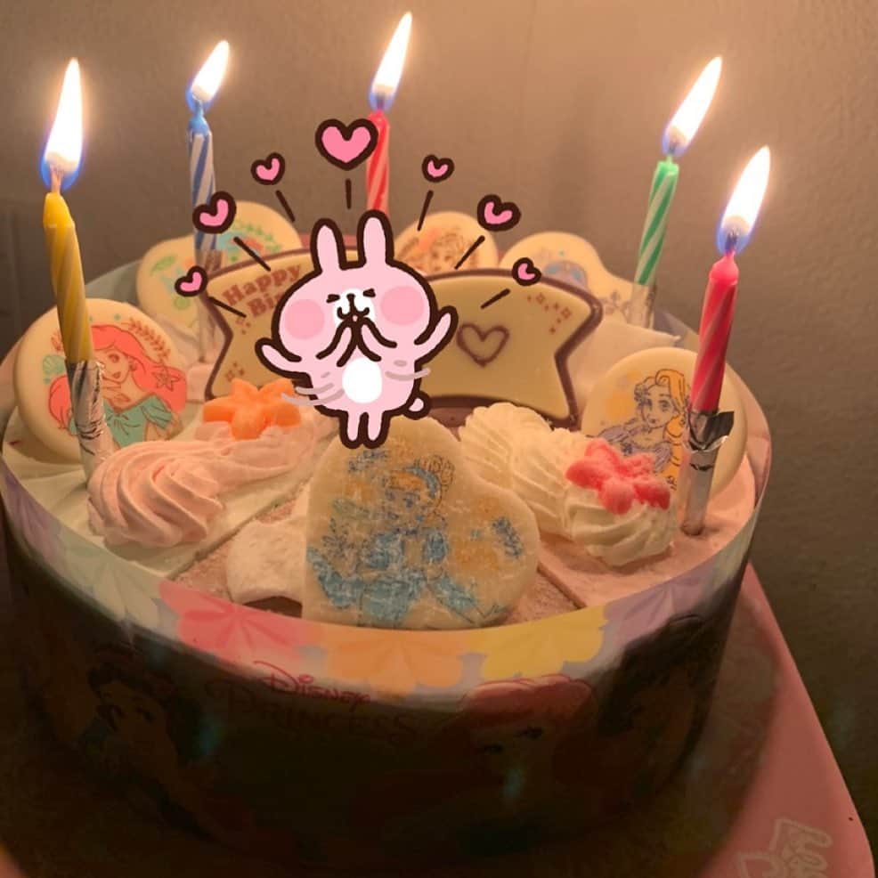 ギャル曽根のインスタグラム：「今日は娘の5歳のお誕生日。 #プリンセスのアイスケーキでした♥️ #ご飯はリクエストの手巻き寿司🖤🤍🖤 #すくすく元気に育ってくれている娘に感謝。 #今日は子供達が寝た後夫と昔の思い出話に花を咲かせております。 #おめでとう。 #産まれてきてくれてありがとう。」