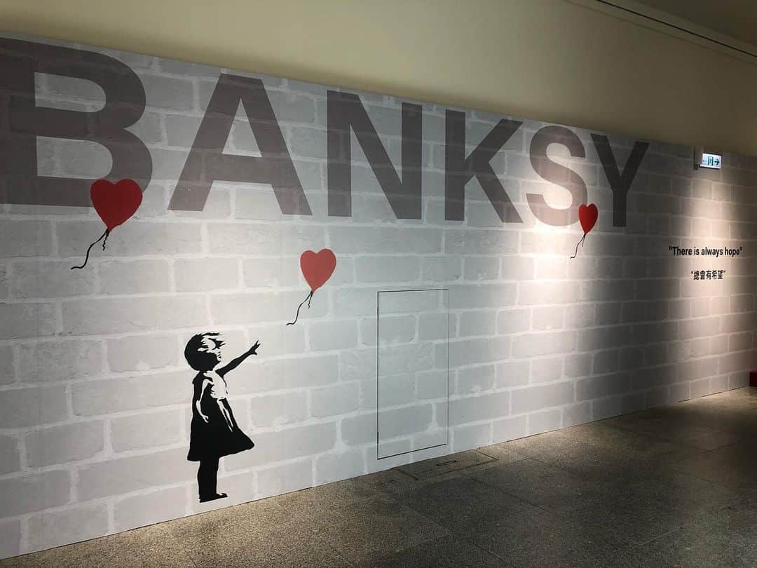リン・イーチェン（Ariel Lin/アリエル・リン）さんのインスタグラム写真 - (リン・イーチェン（Ariel Lin/アリエル・リン）Instagram)「Banksy特展～  什麼樣的視角，能夠如此殘酷犀利而又溫柔俏皮⋯⋯👁👁」1月14日 23時31分 - linyichen.ariellin