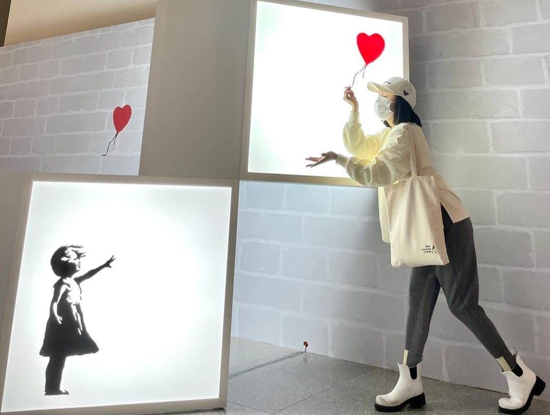 リン・イーチェン（Ariel Lin/アリエル・リン）さんのインスタグラム写真 - (リン・イーチェン（Ariel Lin/アリエル・リン）Instagram)「Banksy特展～  什麼樣的視角，能夠如此殘酷犀利而又溫柔俏皮⋯⋯👁👁」1月14日 23時31分 - linyichen.ariellin