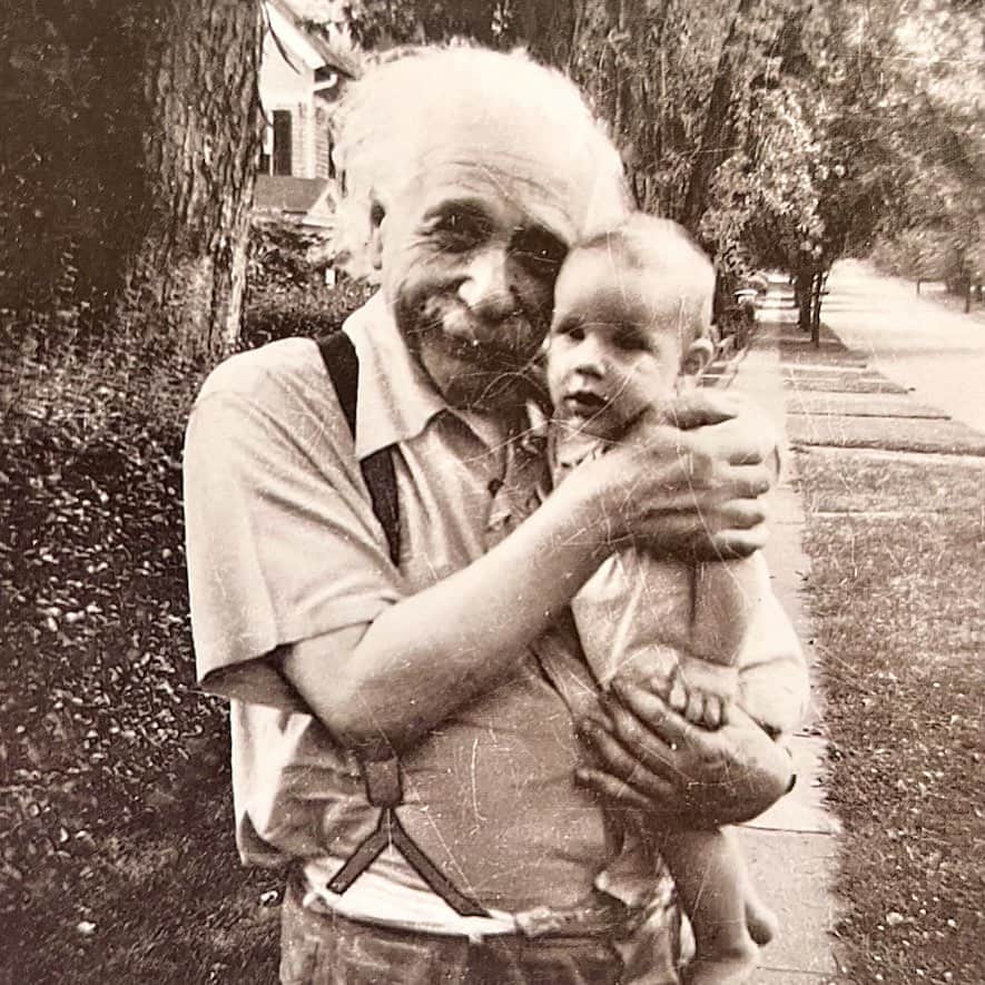 アルベルト・アインシュタインさんのインスタグラム写真 - (アルベルト・アインシュタインInstagram)「#ThrowbackThursday: Albert Einstein holding James William Pietsch, the infant son of his neighbors, on July 13, 1951.」1月14日 23時33分 - alberteinstein