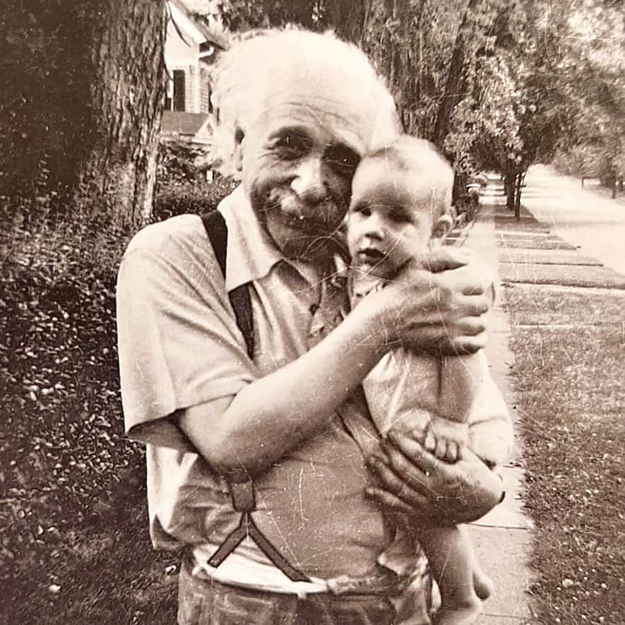 アルベルト・アインシュタインのインスタグラム：「#ThrowbackThursday: Albert Einstein holding James William Pietsch, the infant son of his neighbors, on July 13, 1951.」