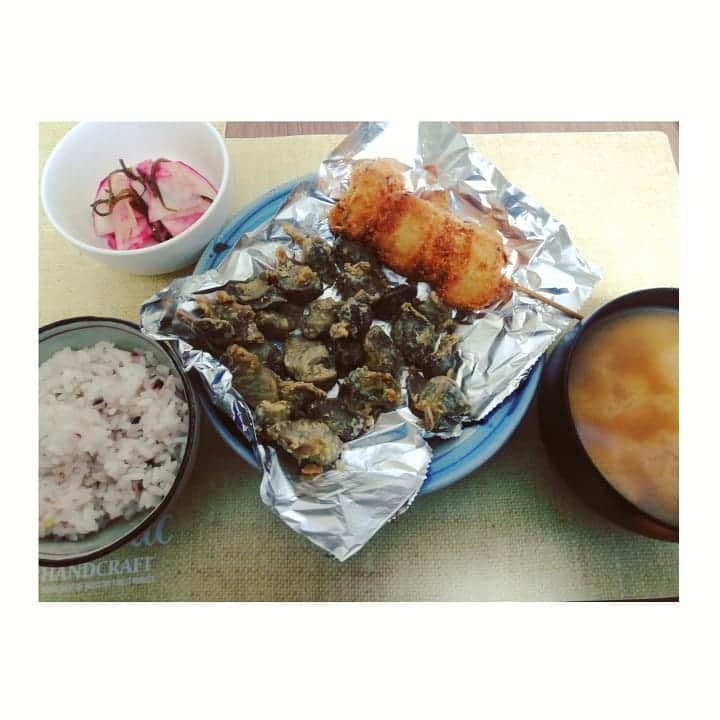近藤笑菜のインスタグラム：「やっとゆっくりおうちごはん食べれた🍚 大きな赤かぶが100円で売ってたから即買い、お味噌汁と浅漬けに。かぶの漬物ってなんでこんなにうまいんだ～～♡ 砂肝の唐揚げと串カツはいただきもの。メインを作ってないね。笑 美味しいから良し😎 ごはんでパワーつけてやってくぞ～～！ #おうちごはん #赤かぶ #浅漬け」