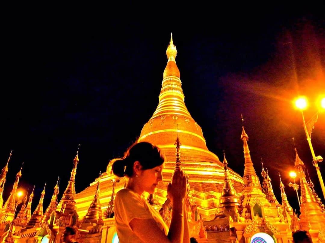 岩井七世さんのインスタグラム写真 - (岩井七世Instagram)「この間、20歳の写真を探してみたら ミャンマーに行ってた🇲🇲広いお寺のなかを裸足で歩くの。すごく素敵だったけど、もうここに行くことはないのかもしれない。と思うとすごくさみしいし、もっと写真を撮れば良かった。20代のとき経験して良かったことは、たとえばこういう旅です。  #🇲🇲 #パゴダ  #myanmar」1月14日 23時46分 - nanaseiwai