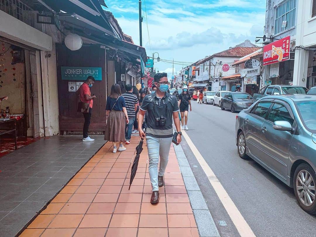 sunaさんのインスタグラム写真 - (sunaInstagram)「. ジョンカーストリートには 中華屋さんが多く並んでて、 たまにカフェがあったりします。  今回はマレー系の中華料理屋さんに 入ってみたんだけど、、、  高いのにお料理がすんごいしょぼかった💧 味もうーんて感じですぐ出ちゃった。  やっぱりこういうのはちゃんと、 調べてから行くべきだと再認識いましました☝️  📍Jonker walk  #マレーシア生活 #マレーシア移住  #マレーシアランチ #カフェ巡り#オシャレカフェ#カメラ好きな人と繋がりたい#旅行好きな人と繋がりたい#写真好きな人と繋がりたい#女子旅 #マレーシア旅行#クアラルンプール生活#マレーシア#クアラルンプール#国際カップル#美味しいもの#休日の過ごし方##女子旅#おうち時間」1月14日 23時42分 - sofia_muslimjapan