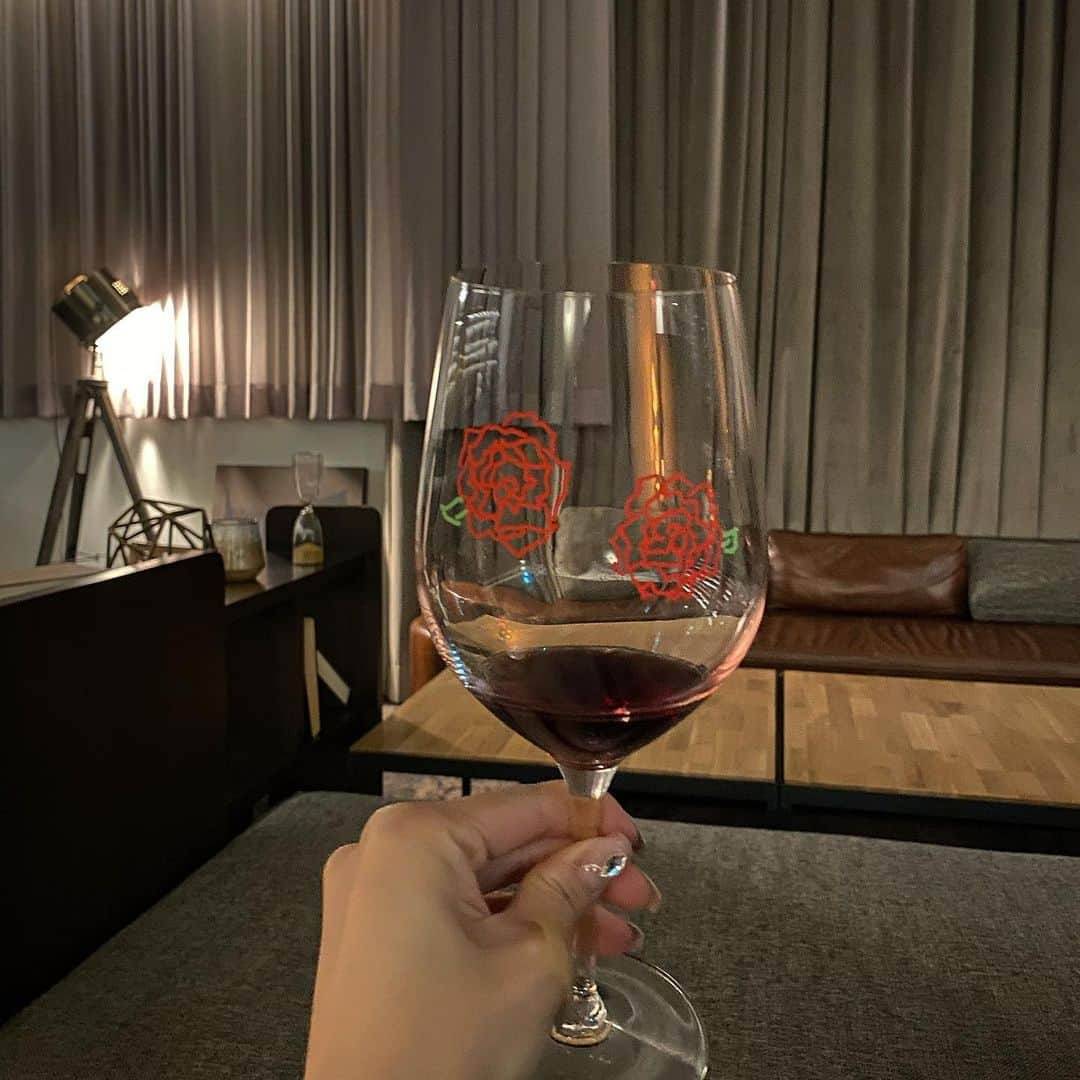 COCO さんのインスタグラム写真 - (COCO Instagram)「🌹🍷  #라스트페이지 #한남동」1月14日 23時55分 - rilaccoco