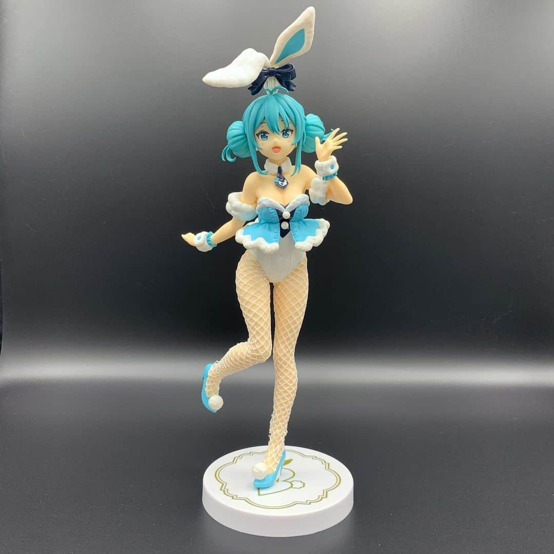 初音ミクさんのインスタグラム写真 - (初音ミクInstagram)「🐰 BiCute Bunnies Figure #初音ミク 白うさぎ ver. Art by #Anmi  フリューより、全高約31cm＋縫製網タイツがポイントの大型バニーガールフィギュアシリーズ第2弾が登場！ ふわふわのしっぽについたネームタグがKawaii♡  #プライズ景品　#hatsunemiku #bunnygirl #バニーガール #フィギュア撮影友の会 #figurephotography」1月14日 23時49分 - cfm_miku_official