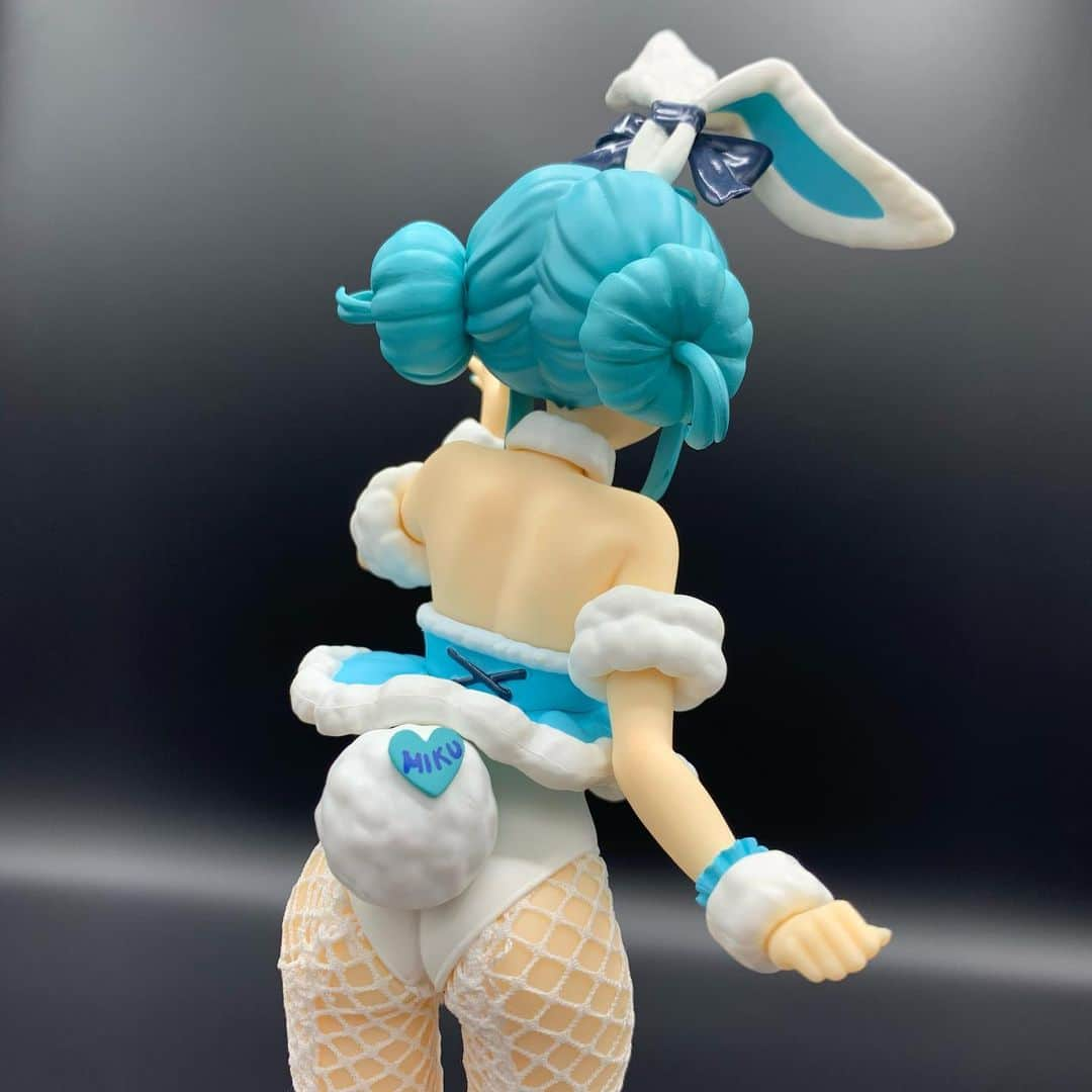 初音ミクさんのインスタグラム写真 - (初音ミクInstagram)「🐰 BiCute Bunnies Figure #初音ミク 白うさぎ ver. Art by #Anmi  フリューより、全高約31cm＋縫製網タイツがポイントの大型バニーガールフィギュアシリーズ第2弾が登場！ ふわふわのしっぽについたネームタグがKawaii♡  #プライズ景品　#hatsunemiku #bunnygirl #バニーガール #フィギュア撮影友の会 #figurephotography」1月14日 23時49分 - cfm_miku_official