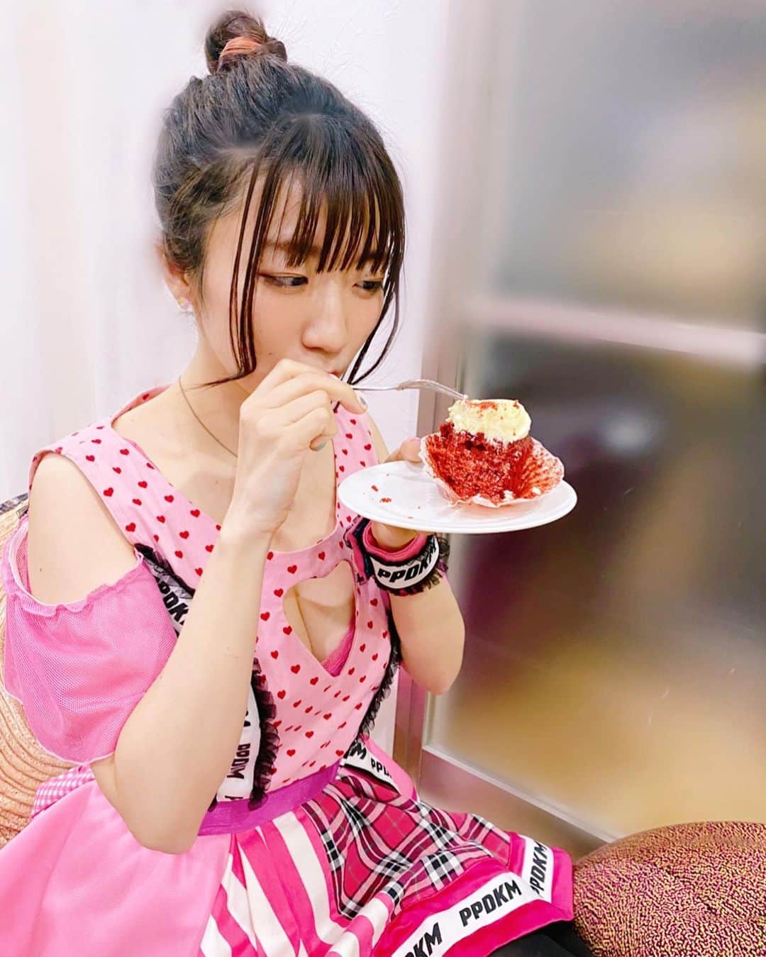 ぱいぱいでか美のインスタグラム：「顔スッキリしたからお団子したのとカップケーキ嬉しすぎたのと！ . 整体、地味にいろんなとこ行ってみたりするんですが結局いつもの下北沢JM整体院が頼りになる……😭 この前たま〜に行ってる友達のとこ行ったら 友達だから言うけど、ちょっとありえないくらい体かたまりきってるから もっとちゃんとしたとこ行きな！ って正直に言われて😂 結局前村先生のとこ戻ってきたワロタ。 スッとしたのでお団子しました。 そしたら食べたかったカップケーキも突然出てきたし最高。 最高の一日でした。 . #整体 #下北沢jm整体院 #lolascupcakes」