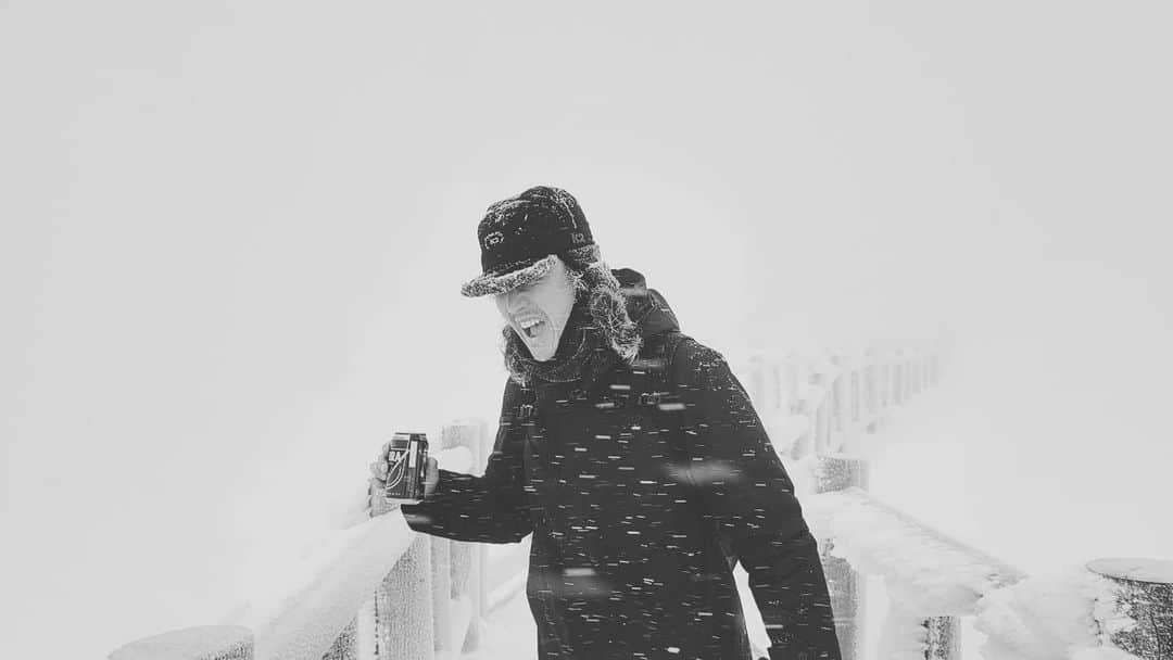 ソンヒョクのインスタグラム：「#snow & #beer 조금만 더 힘을 내자구요!! ^^」