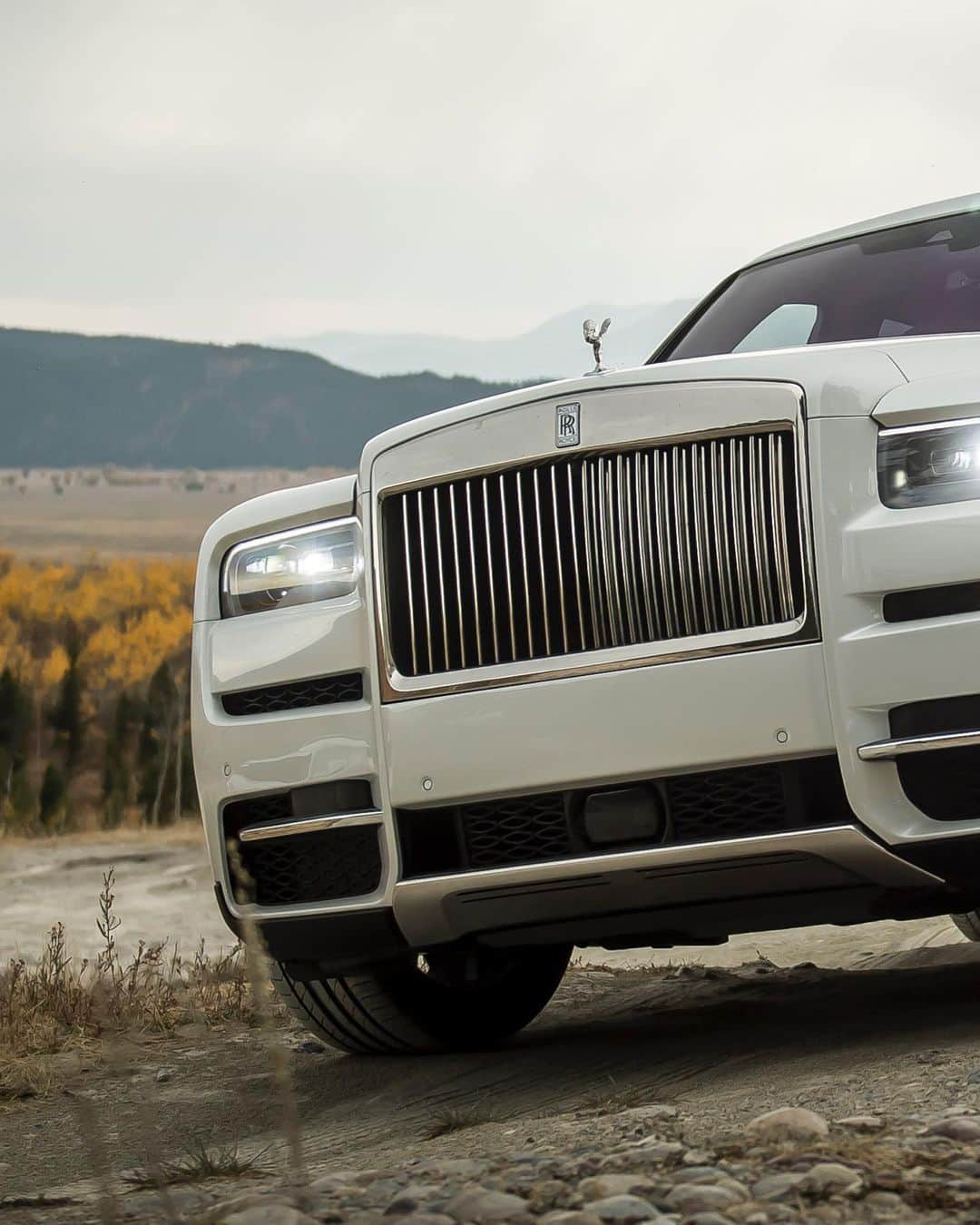 ロールス・ロイスさんのインスタグラム写真 - (ロールス・ロイスInstagram)「Greatness means venturing where others dare not.   Discover our #InspiringGreatness series now; link in bio.  #RollsRoyceCullinan  — NEDCcorr (combined) CO2 emission: 330-328 g/km; Fuel consumption: 19.5 mpg / 14.5 l/100km; WLTP (combined) CO2 emission: 361-344 g/km; Fuel consumption: 17.8-18.6 mpg / 15.9-15.2 l/100km」1月15日 0時00分 - rollsroycecars