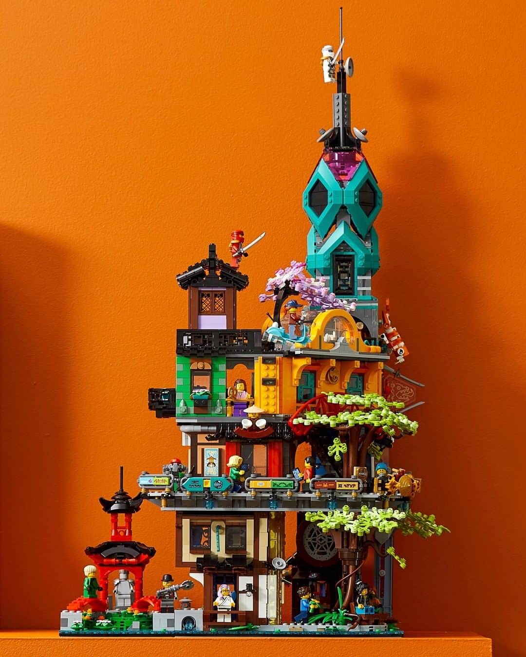 LEGOさんのインスタグラム写真 - (LEGOInstagram)「Something big is coming to Ninjago City… 👀 It’s the LEGO Ninjago City Gardens! 🏙️⛩  #LEGONinjago #Ninjago #10NinjagoYears」1月15日 0時00分 - lego